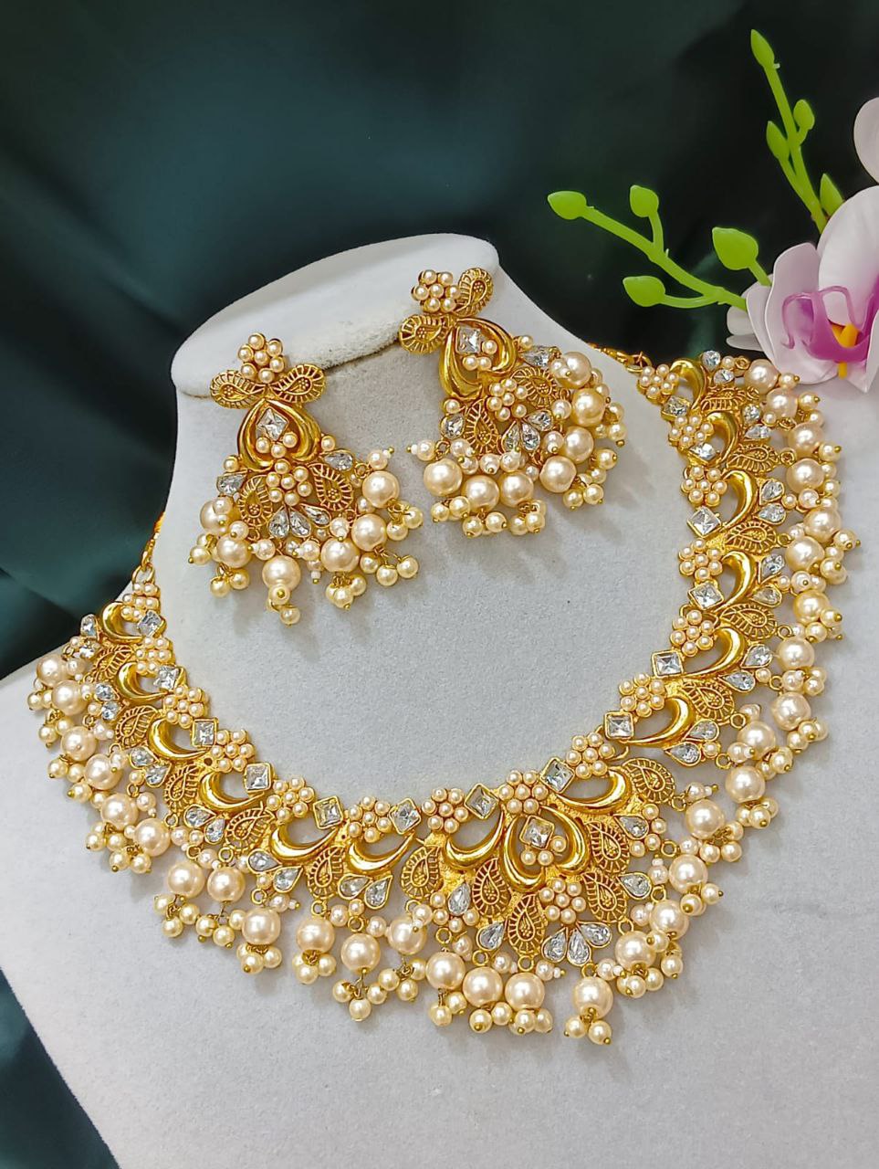 Queen’s Choker & Earring Set